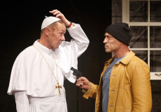 Ein Papst in der Speisekammer: Komdie in Betzdorf