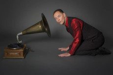Ein Abend voller Nostalgie: Jo van Nelsen feiert Tucholsky und die 1920er Jahre