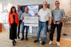 Lions Club Montabaur-Hachenburg spendet digitales Flipchart an Treff am Markt in Selters