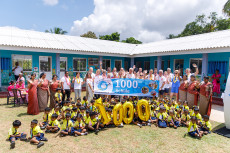 Bildung gegen Armut: FLY & HELP setzt Zeichen mit 1000. Schule