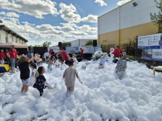 Sonne, Schaum und strahlende Kinder: Funken Kinder-Fest in Neuwied begeistert Familien