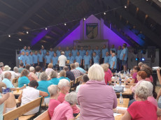 Musikalische Vielfalt bei Vocals im Park mit dem MGV Concordia Oberraden in Stra�enhaus
