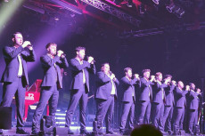 Brillante S�nger und eine faszinierende Lichtshow: "12 Tenors" gastierten in Wissen