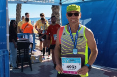 Gerd Scholze luft auf das Podest beim Halbmarathon in Spanien