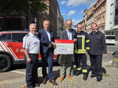 27.000 Euro f�r die Feuerwehren im Gesch�ftsgebiet: Naspa w�rdigt Einsatzbereitschaft im Hitzesommer