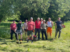 R�stig und engagiert: Rentner machen Ro�bach fit f�r den Sommer
