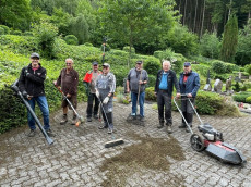 Gemeinsame Pflegeaktion auf dem Waldfriedhof in Ro�bach