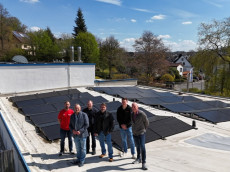 Neue Photovoltaikanlage im Siegtalbad Wissen in Betrieb genommen