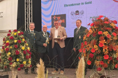 Burkhard M�ller erh�lt Goldenes Ehrenkreuz des Deutschen Sch�tzenbundes