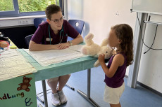 Kita-Kinder erleben die "Teddysprechstunde" der Ludwig-Erhard-Schule
