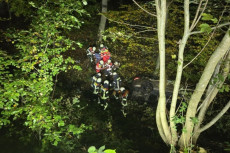 Pkw st�rzt auf der L280 bei Emmerzhausen B�schung hinab
