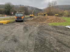 Neues Regenrckhaltebecken bei Grgeshausen: Bauarbeiten haben begonnen