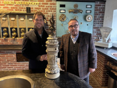 Rckkehr eines Brauerei-Schatzes: Historische Zapfsule wieder in Hachenburg