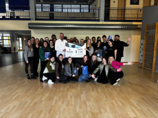 Krombacher unterst�tzt Musical!Kultur Daaden mit Spende