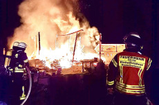 N�chtlicher Wohnwagenbrand in Datzeroth fordert Feuerwehr heraus