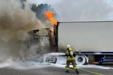 Technischer Defekt setzt Lkw in Flammen: Gro�e Verkehrsbehinderungen auf der BAB 3 bei Neustadt/Wied