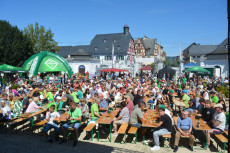 Gemeinsames Fuballerlebnis in Engers: Public Viewing zieht Hunderte Fans an