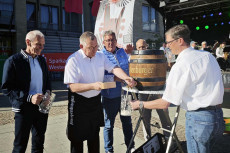 Stadtfest in Altenkirchen: Das Fest begann am Freitagabend mit dem Fassanstich 