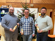 Weihnachtliche berraschung: Privatkelterei Junge beschenkt Altenkirchener Kinder mit frischem Apfelsaft