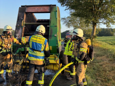 Ballenpresse bei Rott ger�t in Brand