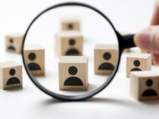 Polizei bittet um Mithilfe - �ffentlichkeitsfahndung nach zwei Parf�merie-Einbr�chen