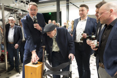 Ministerpr�sident Schweitzer startet neue Abf�llanlage in innovativer Westerwald-Brauerei