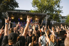 "Andernach rockt" zwei Tage lang bei Sonne und fast vollem Schlossgarten