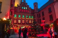 Stimmungsvoller Weihnachtsmarkt verwandelt Schloss Arenfels in ein M�rchenschloss