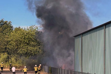 Lagergeb�ude brannte im Industriegebiet Horhausen: Angrenzende Vegetation war gef�hrdet
