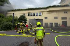 Brennende Fahrzeuge in einer Parkgarage: Gro�einsatz der Feuerwehr K�nigswinter 