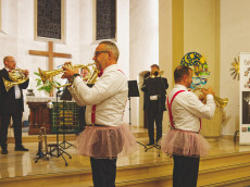 "brAssMEN" �berzeugten mit Humor und K�nnen in der Evangelischen Kirche in Rengsdorf