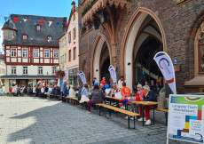 Wetterkapriolen beim "L�ngsten Tisch Montabaurs" - Ein Fest mit Hindernissen