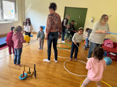 Integrative Bewegung: Kita-Kinder und Senioren gemeinsam aktiv