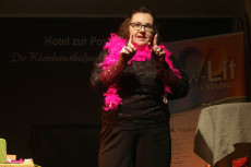 Waldbreitbach lachte: Sabine Bode verwandelte Lesung in Kabarett