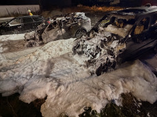Zwei Pkw in Ransbach-Baumbach in Vollbrand