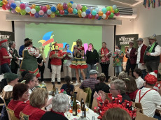 Von Meerjungfrauen bis zu Cowboys: Ein Abend voller Humor und Gemeinschaft in Schenkelberg