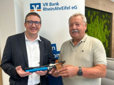 St. Sebastianus Sch�tzenbruderschaft Linz erh�lt neue Druckluftpistole durch Volksbank-Spende