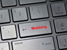 (Cyber)Mobbing, Sexting und Klassenchats: Wie Eltern reagieren können