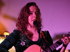 Katherine Priddy begeistert bei "Folk on the Rhine" in Schloss Engers