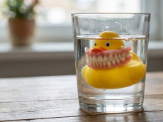 April, April! Unser SB-Shop "Second Smile" war eine Ente mit Haftcreme