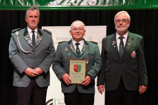 Elmar Deneu als Ehrenmitglied des Bezirks 13 ausgezeichnet