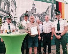 Ehrenurkunde f�r Achim M�ller - W�rdigung einer Sch�tzenfest-Legende