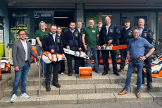 Moderne Technik f�r Lebensretter: Dernbachs Feuerwehr erh�lt gro�z�gige Spende