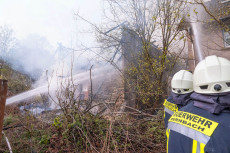 Feuerwehren gefordert: Vollbrand einer Scheune in Urbach greift auf Wohnhaus �ber