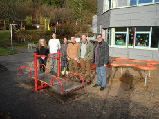 Rollstuhlwippe f�r die F�rderschule am Alserberg: Gro�z�gige Spende von Michael R�dder realisiert