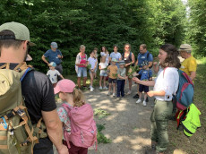 Gruppe von Jugendlichen war mit der F�rsterin rund um Kirchen im Wald unterwegs