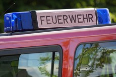 Vollsperrung auf BAB 3 nach Verkehrsunfall bei Sessenhausen: Transporter kippt um