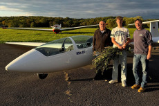 Erster Alleinflug: 15-jhriger Henry Berg hebt ab