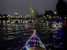 Lichterzauber auf dem Main: Neuwieder Wassersportverein bei der 42. Frankfurter Funzelfahrt