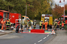 Gefahrstoff im ffentlichen Raum aufgefunden: Groaufgebot der Feuerwehr im Einsatz